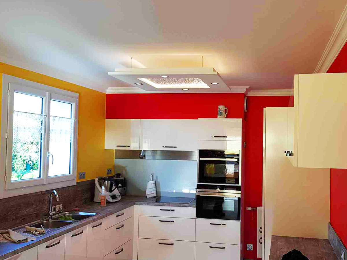 peinture intérieure dans une cuisine rouge