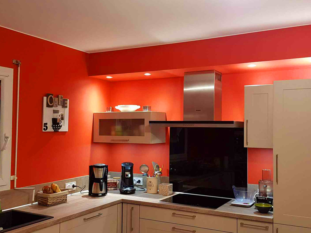 peinture intérieure d'une cuisine rouge